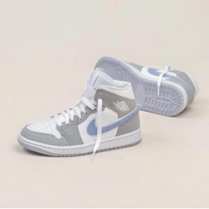 ウィメンズ エア ジョーダン 1 ミッド ウルフグレー NIKE WMNS AIR JORDAN 1 MID WOLF GREY 正規品 全国送料無料｜victoria07