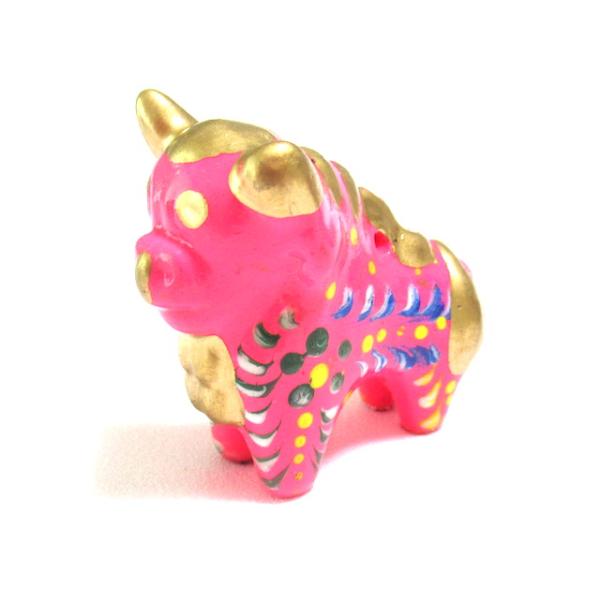 【ペルーのプカラ牛ミニサイズ・１個 高さ約5cm】アソート ※色指定不可・幸運をもたらすプカラ牛の置...