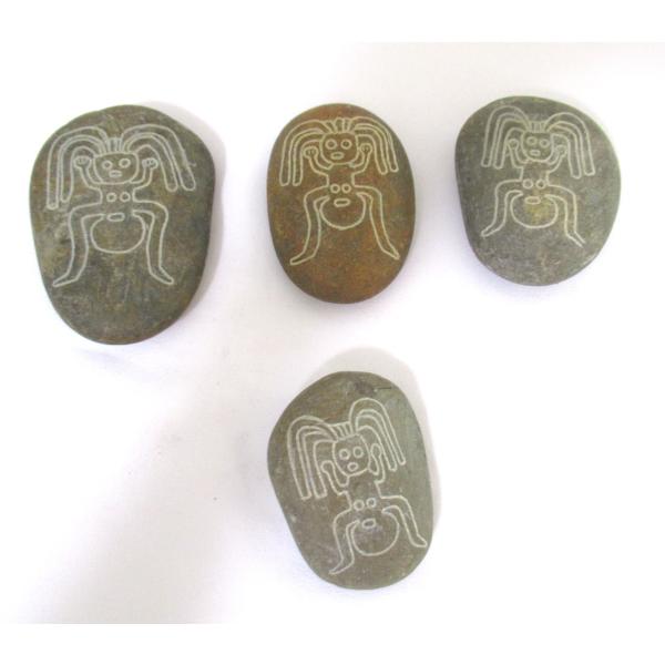 【新柄のナスカの地上絵を刻んだ石の置物 １個】 タイプ A ナチュラル サイズはアソート 自然の石に...