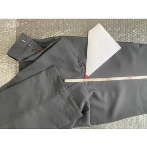 「裾上げ」タタキ仕上げ。　表地に縫い目が見える仕上がり。ズボン生地と縫い糸は同色ではありません。