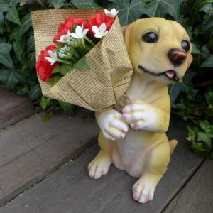 母の日 ラブラドール カーネーションプレゼントドッグ ラッピング付 ２１０１Ｈ カーネーション いぬ イヌ 動物 犬の置物 オーナメント ガーデン