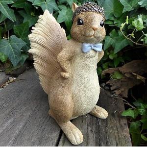 りすの置物 リスの散歩 帽子 １３１４２N 動物 オーナメント