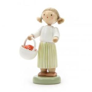 タマゴのバスケットを持つ女の子