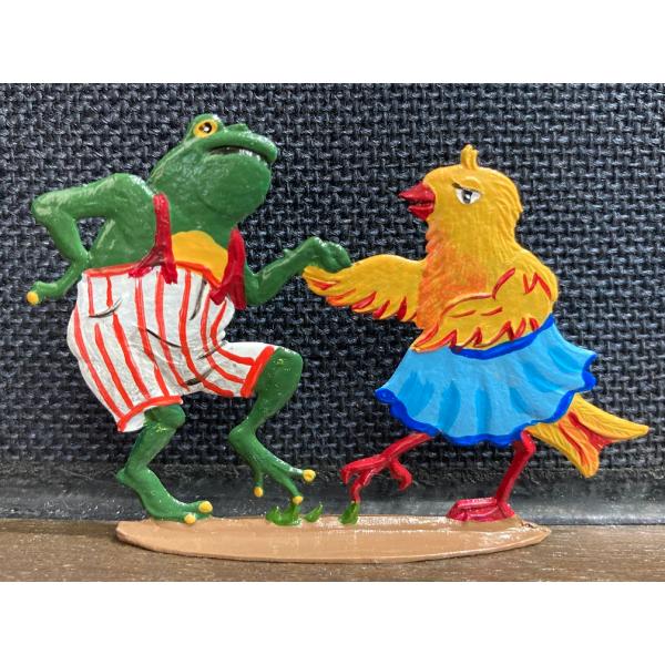 踊るカエルとヒヨコ