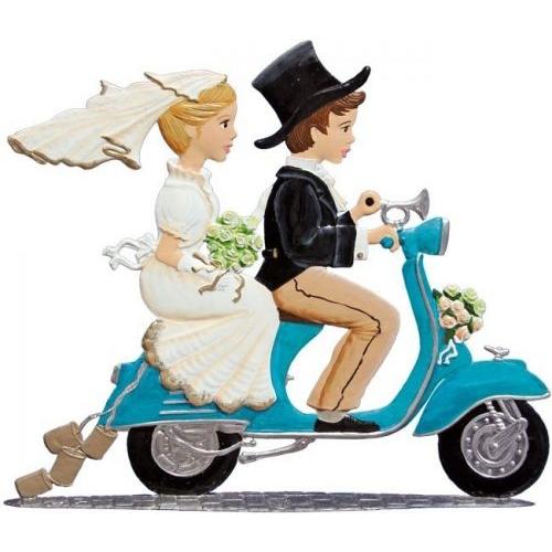 バイクに乗るカップル