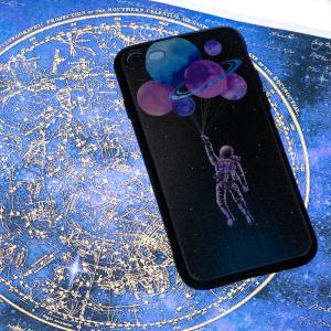 iPhone SE(第2世代)/7/8シリコンケース 宇宙 (風船にぶら下がる宇宙飛行士)｜wannabee