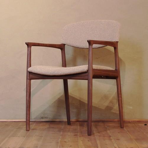 リビングチェア イージーチェア 肘掛椅子 安楽椅子 両肘付 木製 シャープ 強い 丸い ウォールナッ...