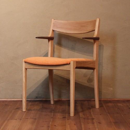 リビングチェア イージーチェア 肘掛椅子 安楽椅子 両肘付 木製 シャープ 強い 丸い ホワイトオー...