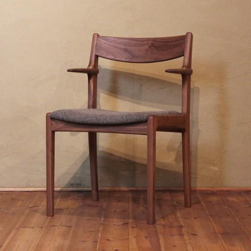 リビングチェア イージーチェア 肘掛椅子 安楽椅子 両肘付 木製 シャープ 強い 丸い ウォールナッ...