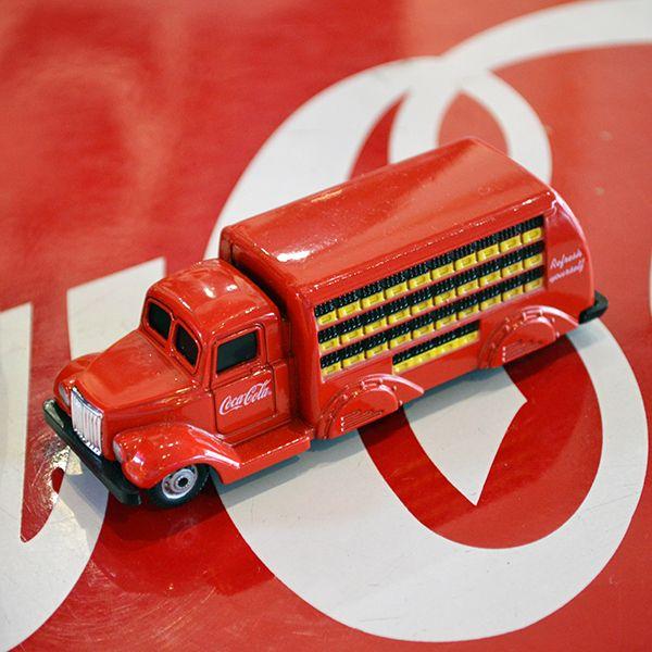 ワッペン アイロン おしゃれ 刺繍 コカコーラ Coca-Cola ミニカー 1937年 ボトルトラ...