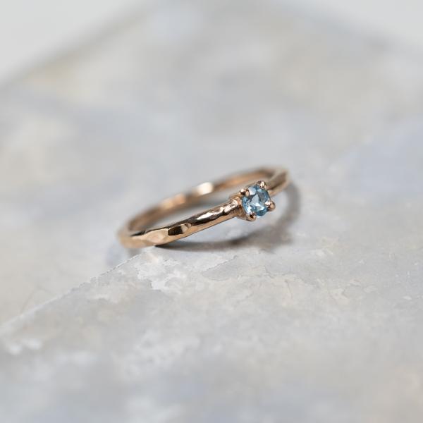 スイスブルートパーズ ラウンド3mm PGPピンクゴールドプレーンリング 1.5mm幅 槌目｜FA-...