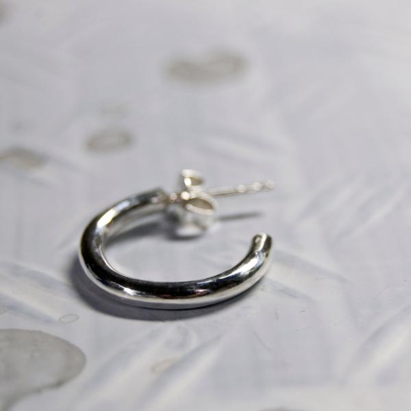 シルバーラウンドプレーンフープピアス 2.5mm幅 鏡面｜WKS ROUND PLANE HOOP ...