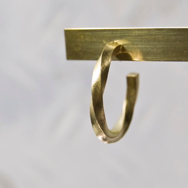 真鍮ツイストフープピアス 2.0mm幅 つや消し｜WKS TWIST HOOP PIERCED EA...