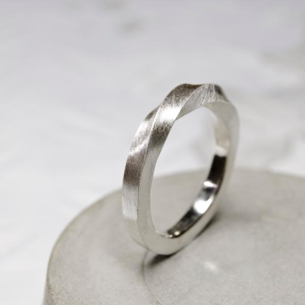 シルバーワンポイント1/2ツイストリング 2.5mm幅 つや消し 3号〜27号｜WKS ONEPOI...