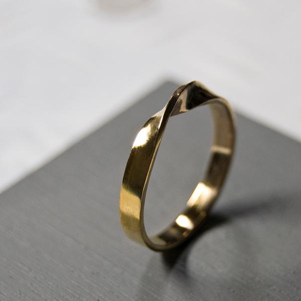 K18GPゴールドワンポイント1/2ツイストリング 3.0mm幅 鏡面 3号〜27号｜WKS K18...