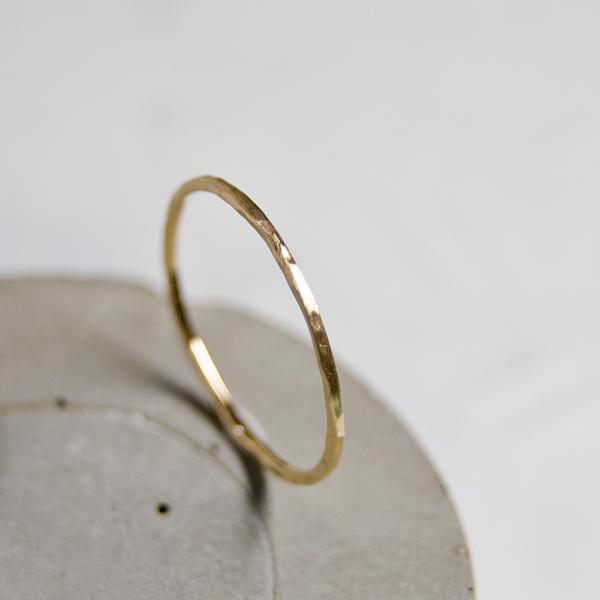 K18YGイエローゴールドプレーンリング 1.0mm幅 つや消し槌目 3号〜27号｜WKS PLAN...