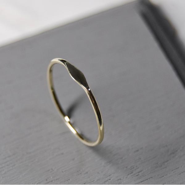 K10ゴールドワンポイント槌目プレーンリング 1.0mm幅 鏡面 3号〜27号｜WKS ONEPOI...