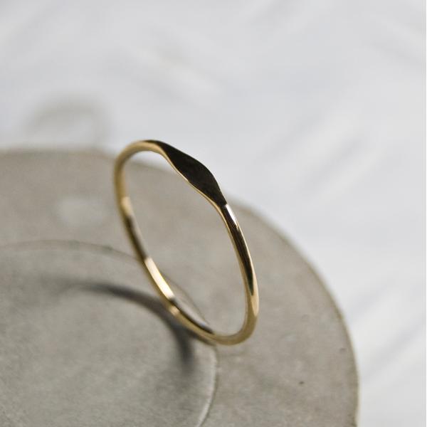 K18YGイエローゴールドワンポイント槌目プレーンリング 1.0mm幅 鏡面 3号〜27号｜WKS ...