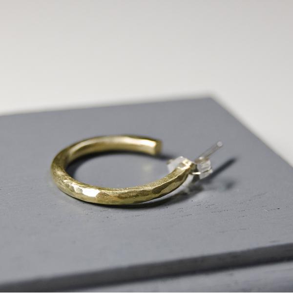 真鍮プレーンフープピアス 2.0mm幅 つや消し槌目｜WKS PLANE HOOP PIERCED ...