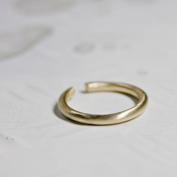 真鍮プレーンフープイヤーカフ 2.0mm幅 つや消し｜WKS PLANE HOOP EAR CUFF...