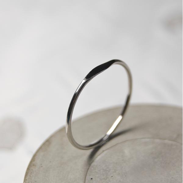 PT900プラチナワンポイント槌目プレーンリング 1.0mm幅 鏡面 3号〜27号｜WKS ONEP...