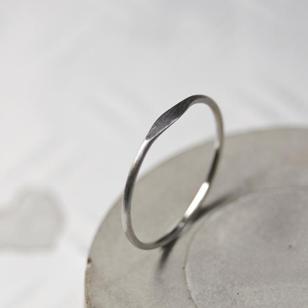 PT900プラチナワンポイント槌目プレーンリング 1.0mm幅 つや消し 3号〜27号｜WKS ON...