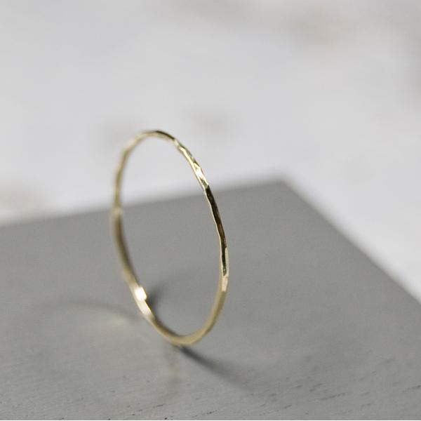 K10イエローゴールドプレーンリング 0.8mm幅 槌目 3号〜27号｜WKS PLANE RING...