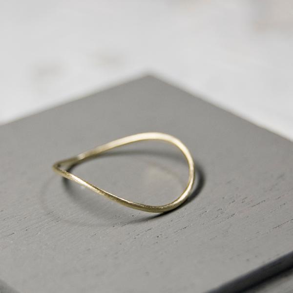 K10イエローゴールドウェーブプレーンリング 0.8mm幅 つや消し 3号〜27号｜WKS WAVE...