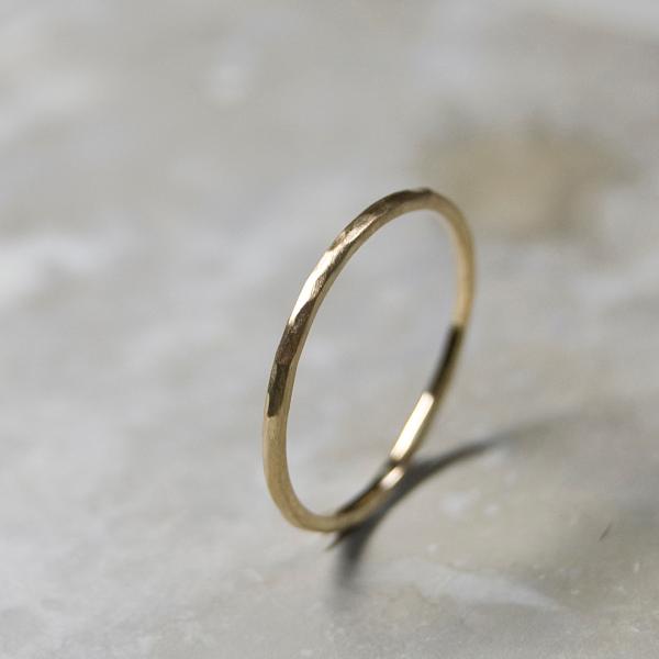 K18YGイエローゴールドプレーンリング 1.2mm幅 つや消し槌目 3号〜27号｜WKS PLAN...