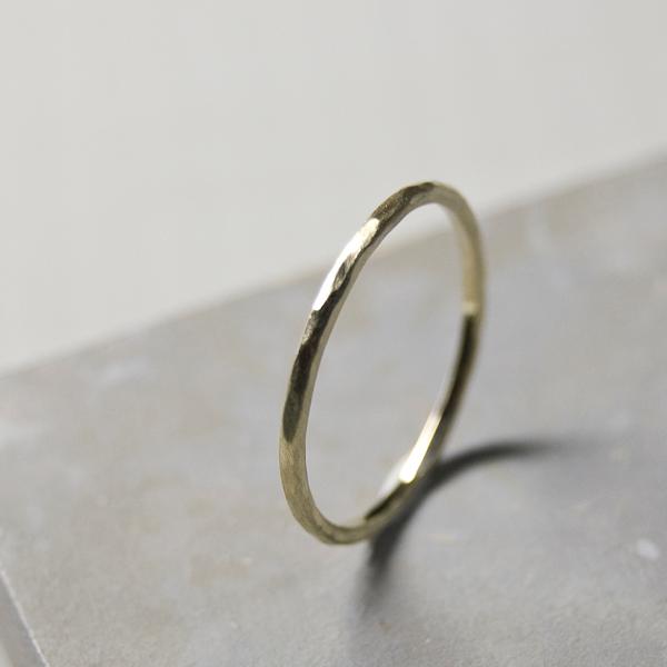 K10YGイエローゴールドプレーンリング 1.2mm幅 つや消し槌目 3号〜27号｜WKS PLAN...