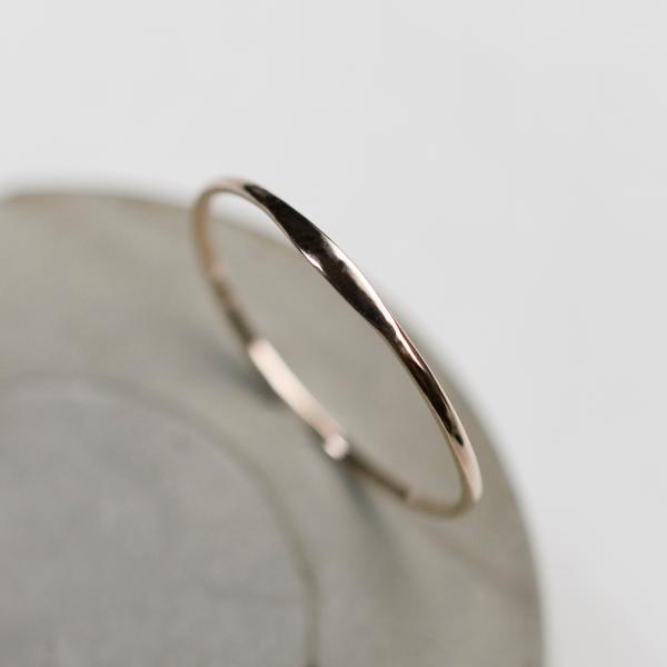 K18PGピンクゴールドワンポイント槌目プレーンリング 1.0mm幅 鏡面 3号〜27号｜WKH O...