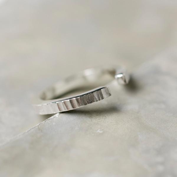 シルバーフラットイヤーカフ 2.0mm幅 つや消し縦槌目｜WKH FLAT EAR CUFF 2.0...