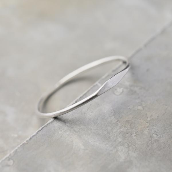 シルバーワンポイント槌目プレーンリング 0.8mm幅 つや消し 3号〜27号｜WKH ONEPOIN...