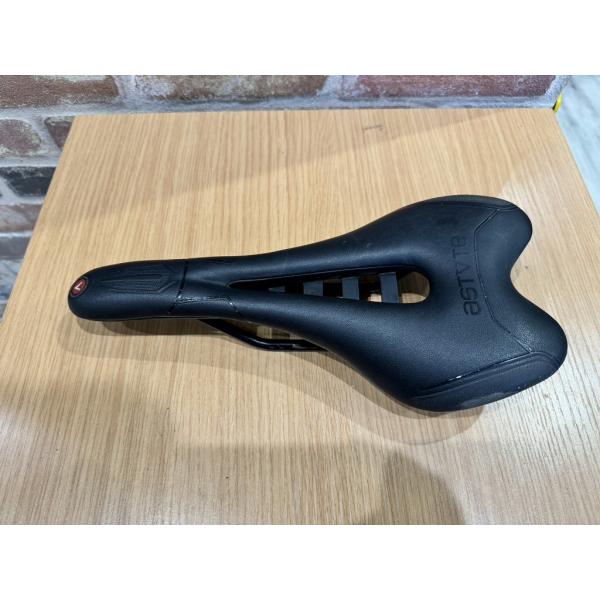 アスチュート ASTVTE サドル SKYLINE VT【カウマン戸塚】