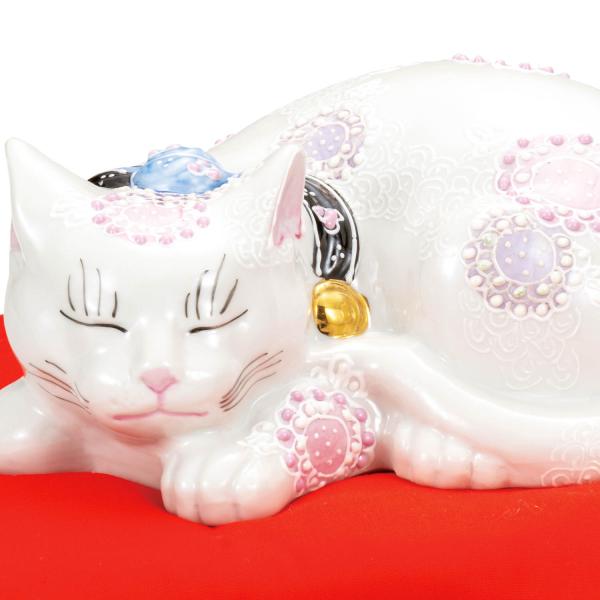 開店祝い プレゼント 招き猫 置物 九谷焼 6号 眠り猫 花むらさき 座布団付き