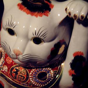 九谷焼 招き猫 白盛8号 金三毛 左手 座布団付き