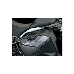 SUZUKI スズキ ガーニッシュ カラー：QEB オールトグレーメタリックNo.3(9504248K00QEB) GSX-S1000GT GSX-S1000 その他パニアケースオプション・補修部品｜ウェビック1号店