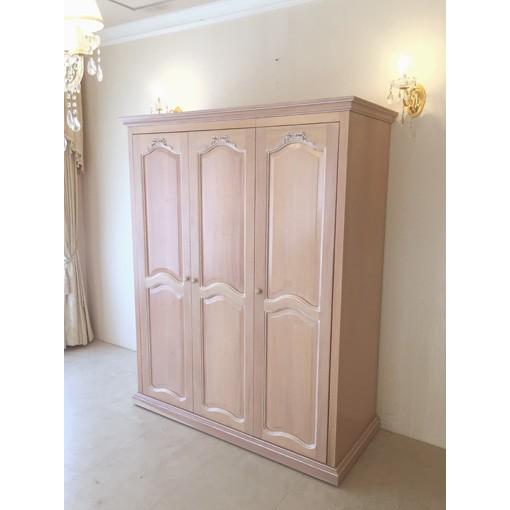 輸入家具 オーダー家具  ワードローブ３枚扉 ピンクベージュ色 オードリーリボンの彫刻