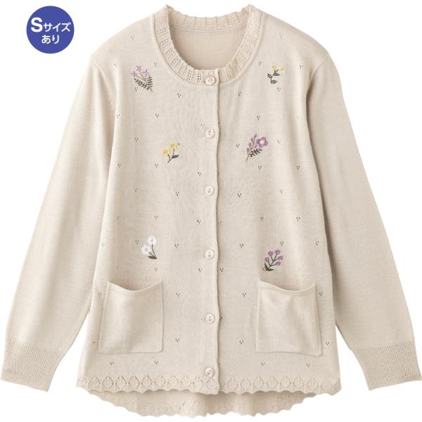 婦人ニット斜め釦ホール丸首カーディ 820630(小さめ/大きめサイズ) 散りばめられた花柄刺繍が可...