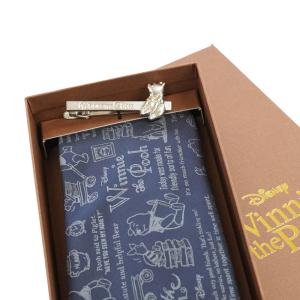 DISNEY／ネクタイ＆タイバー BOXセット　(くまのプーさん　カリグラフィ柄×お座りタイバー）　DND50026紺 & Wa-12｜WIC-Y shop