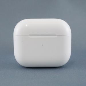 Apple AirPods 第三世代 MagSafe充電ケースのみ USED美品 A2566 耐汗 耐水 MME73J/A Qi充電 ライト二ング 完動品 中古 KR V0127｜ウィット