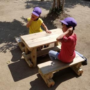 幼児用ガーデンテーブル　木製　屋外 木製 遊具 丸太 国産 杉  屋外 かわいい 家庭用 自宅 庭 ...