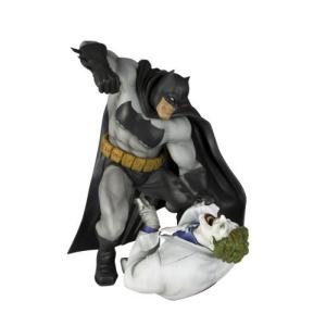 Hot Toys - バットモービル タンブラー (Camouflage Version) 1/6