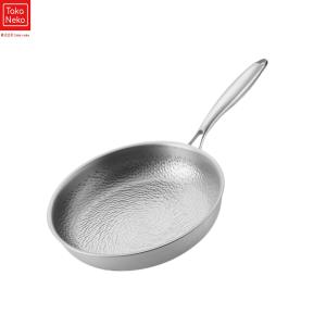 純チタン製フライパン、20〜28cm、無塗装、ハンマー仕上げの底面、耐摩耗性と耐久性に優れ、錆びにくく、断熱ハンドル付き。直火?ガス調理に対応し、ステーキ、