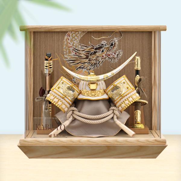 五月人形 コンパクト アクリル ケース飾り 白金伊達兜 伊達政宗 兜 間口31×奥行23×高さ27c...