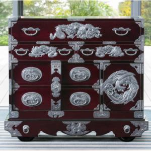 ふるさと納税 利府町 仙台箪笥　閂型車箪笥　木地呂漆塗り　彫金手打金具　(お申込書返送後8ヵ月〜12ヵ月程度でお届け)