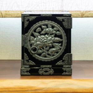 ふるさと納税 利府町 【彫金手打金具】仙台箪笥　舟箪笥　黒呂漆塗り　(お申込書返送後3ヵ月〜10ヵ月...