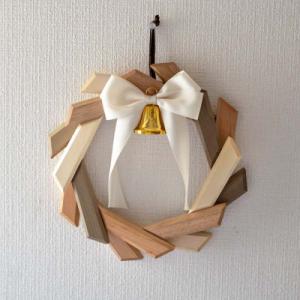 ふるさと納税 高山市 【オークヴィレッジ】無垢の木のあたたかい色合いの寄木のリース〔国産材　木製小物...