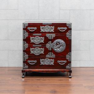 ふるさと納税 利府町 【扉:彫金手打金具】仙台箪笥 猫足帳場箪笥 拭き漆塗り(鶴亀松竹梅柄) 申込書返送後6〜8ヶ月発送