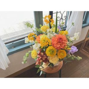 ふるさと納税 磐田市 季節を感じる生花のアレンジメント【暖色系】